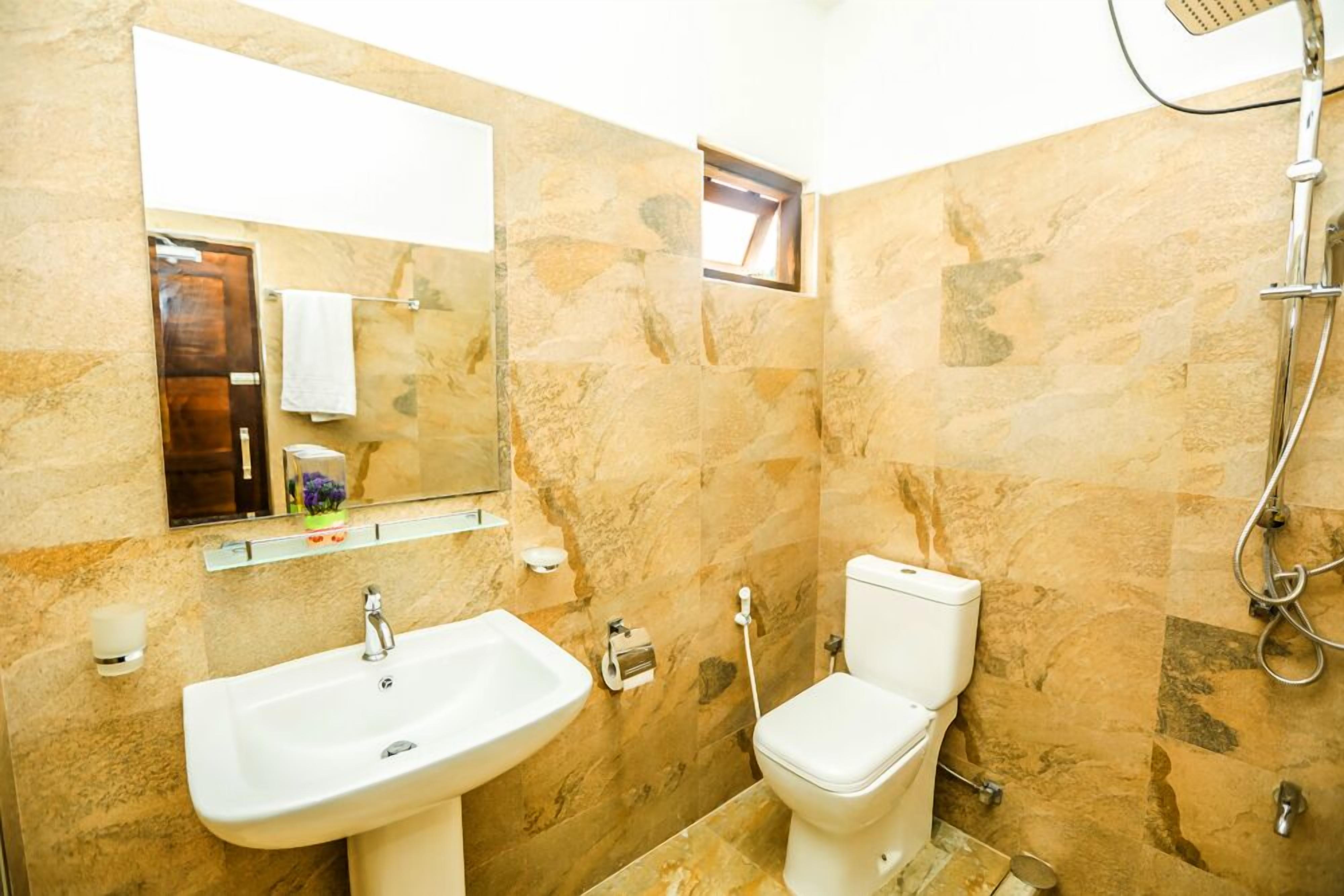 Shower, rainfall showerhead, free toiletries, hair dryer