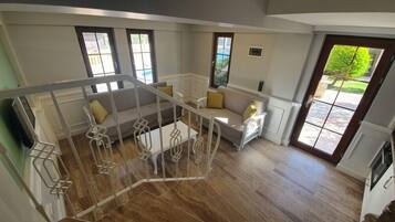 Appartement Duplex Familial, 1 chambre | Coin séjour | Télévision LED de 32 pouces avec chaînes par satellite