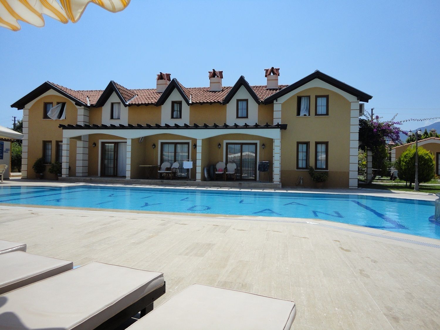 Piscina externa sazonal, funciona das 9h às 19h, espreguiçadeiras