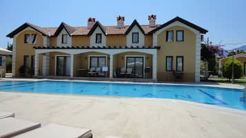 Piscina externa sazonal, funciona das 9h às 19h, espreguiçadeiras
