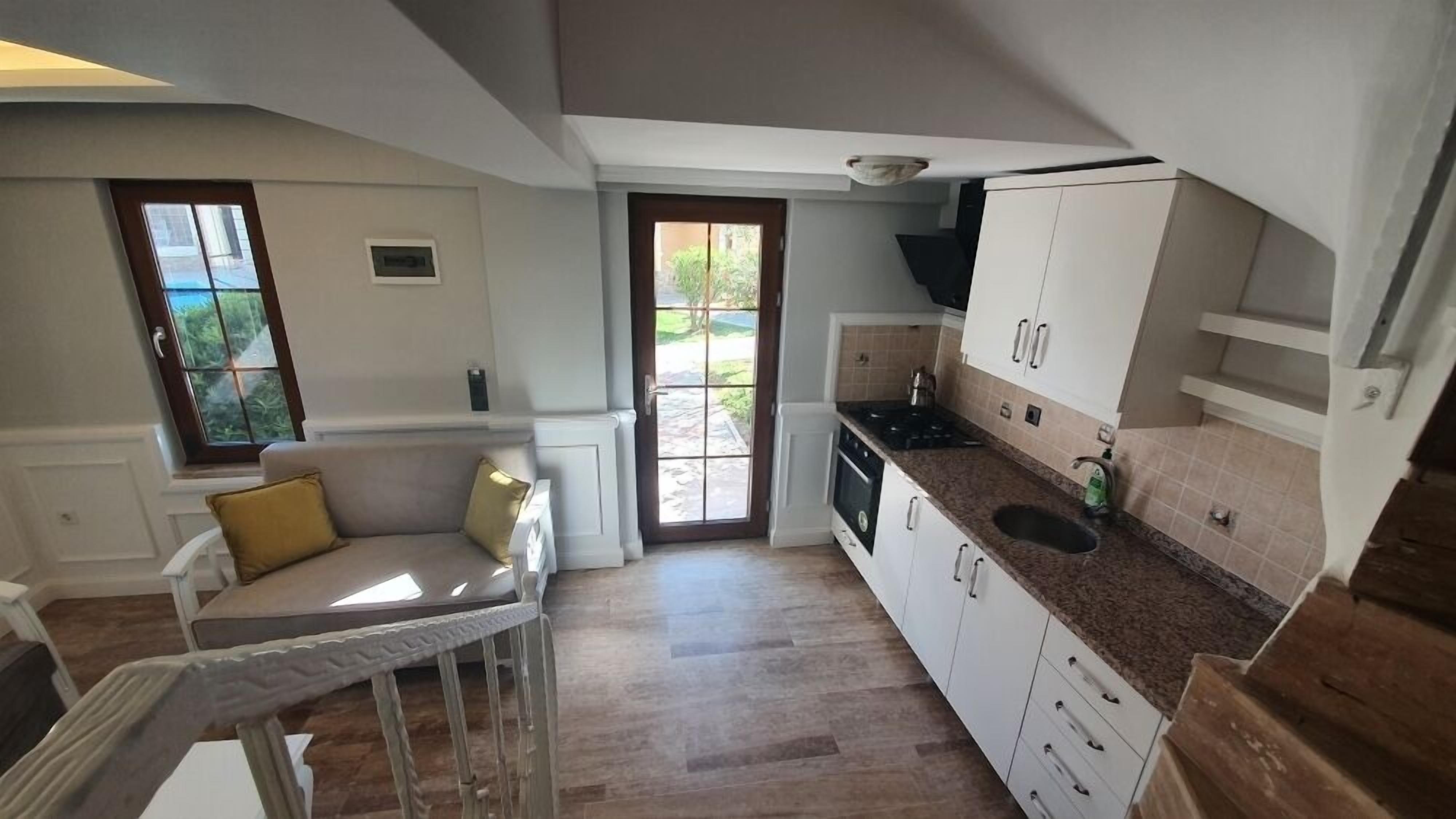 Refrigerador con freezer, microondas, horno, placa de cocina