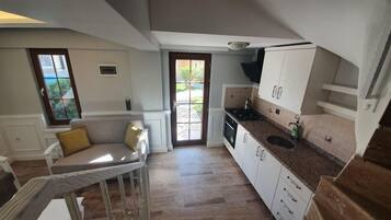 Refrigerador con freezer, microondas, horno, placa de cocina