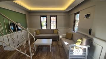 Dúplex familiar, 1 habitación | Zona de estar | Televisión LED de 32 pulgadas con canales por satélite