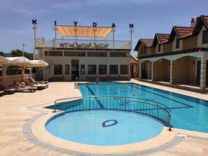 Una piscina al aire libre de temporada (de 09:00 a 19:00), tumbonas