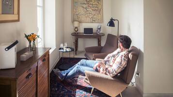 Comfort Suite, 1 Queen Bed, Non Smoking | Living area | Flat-screen TV