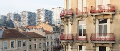 Un bâtiment historique doté d’un dôme et de nombreux balcons.