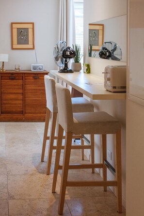 Fridge, microwave, oven, stovetop -  les Suites de Catherine, la 35 (Nancy)
