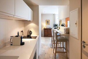 冰箱、微波炉、烤箱、炉灶