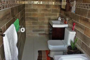 Doppel- oder Zweibettzimmer, 1 Doppelbett, barrierefrei, Nichtraucher | Badezimmer | Regendusche, kostenlose Toilettenartikel, Haartrockner, Handtücher