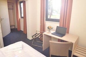 Hypo-allergenic bedding, desk, free cots/infant beds, free WiFi - Best Deal Airporthotel Weeze (Weeze)