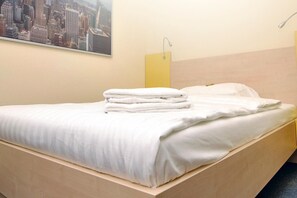 Hypo-allergenic bedding, desk, free cots/infant beds, free WiFi - Best Deal Airporthotel Weeze (Weeze)