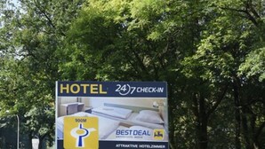 Een hotelschild met 24/7 receptie, een 'Beste Deal' onderscheiding en een aantrekkelijke hotelkamer prijs vanaf AB 39 €.