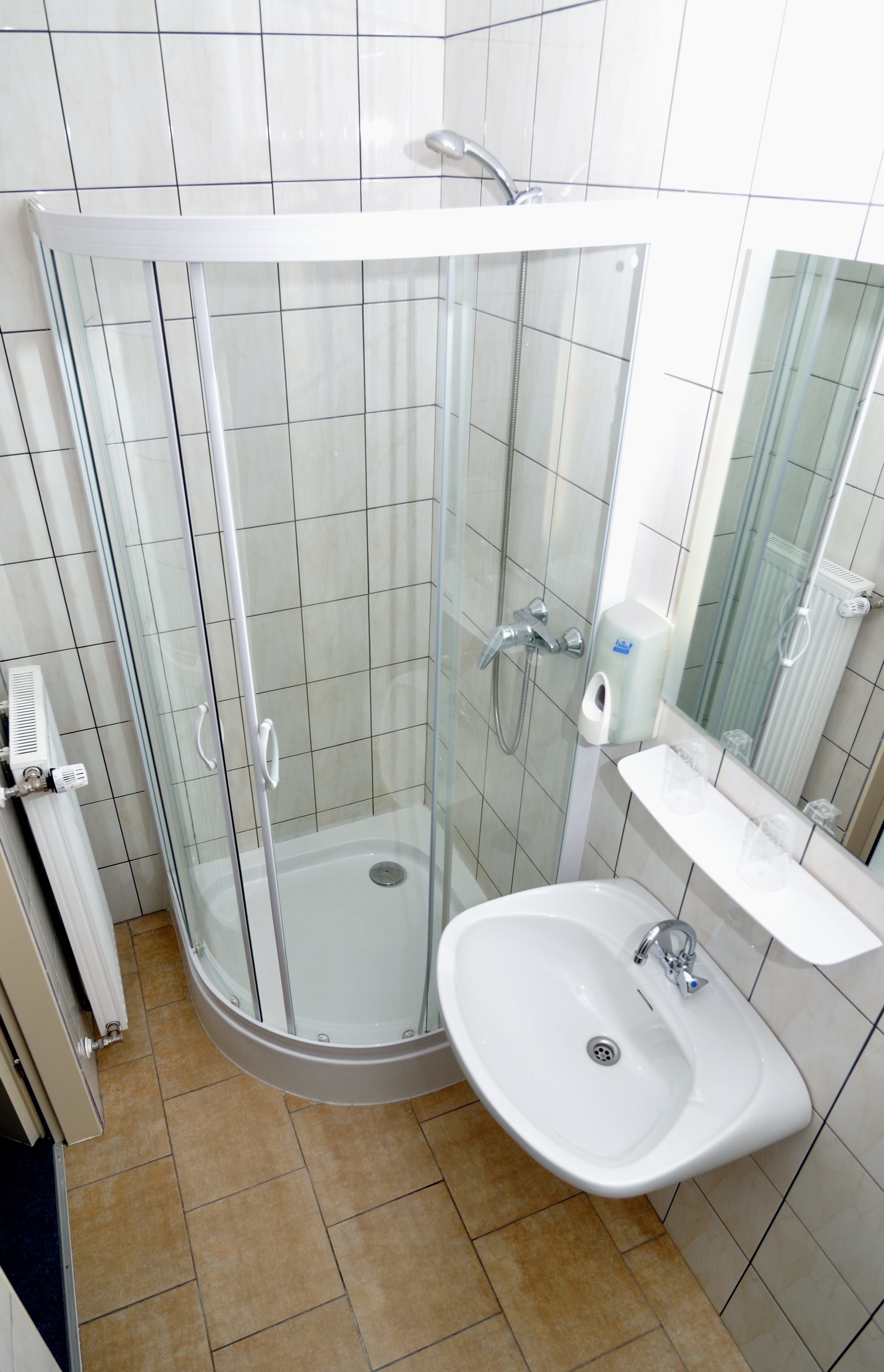 Ducha, artículos de higiene personal gratuitos y secador de pelo