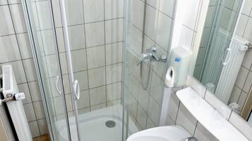 Een douche, gratis toiletartikelen, een haardroger, handdoeken