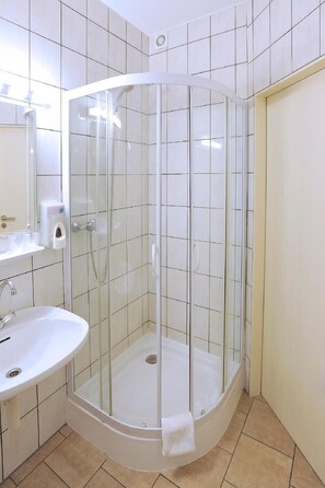 Douche, articles de toilette gratuits, sèche-cheveux