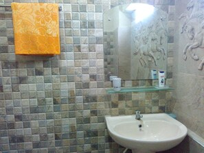 Basic-Doppel- oder -Zweibettzimmer, 2 Einzelbetten, Nichtraucher | Badezimmer | Dusche, Regendusche, Bidet, Handtücher