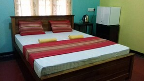 Basic-Doppel- oder -Zweibettzimmer, 2 Einzelbetten, Nichtraucher | 2 Schlafzimmer, Schreibtisch, kostenloses WLAN, Bettwäsche