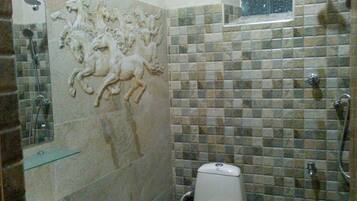 Kamar Double atau Twin Basic, 2 Tempat Tidur Twin, Bebas Asap Rokok | Kamar mandi | Shower, pancuran hujan, kloset, dan handuk