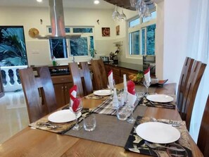 Villa Classique, plusieurs lits | Restauration dans la chambre