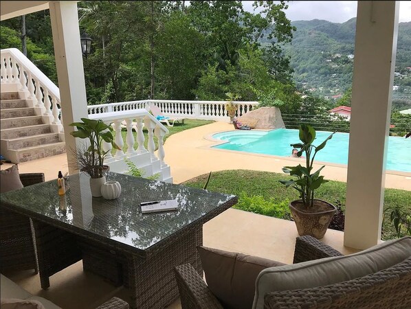 Classic-huvila, useita sänkyjä | Terassi/patio