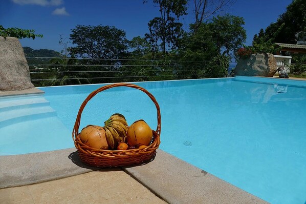Piscine extérieure, chaises longues