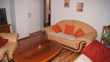 Apartment | Living room | Flat-screen TV