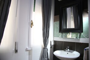 Camera doppia, bagno in camera | Bagno | Doccia, set di cortesia gratuito, asciugacapelli, bidet