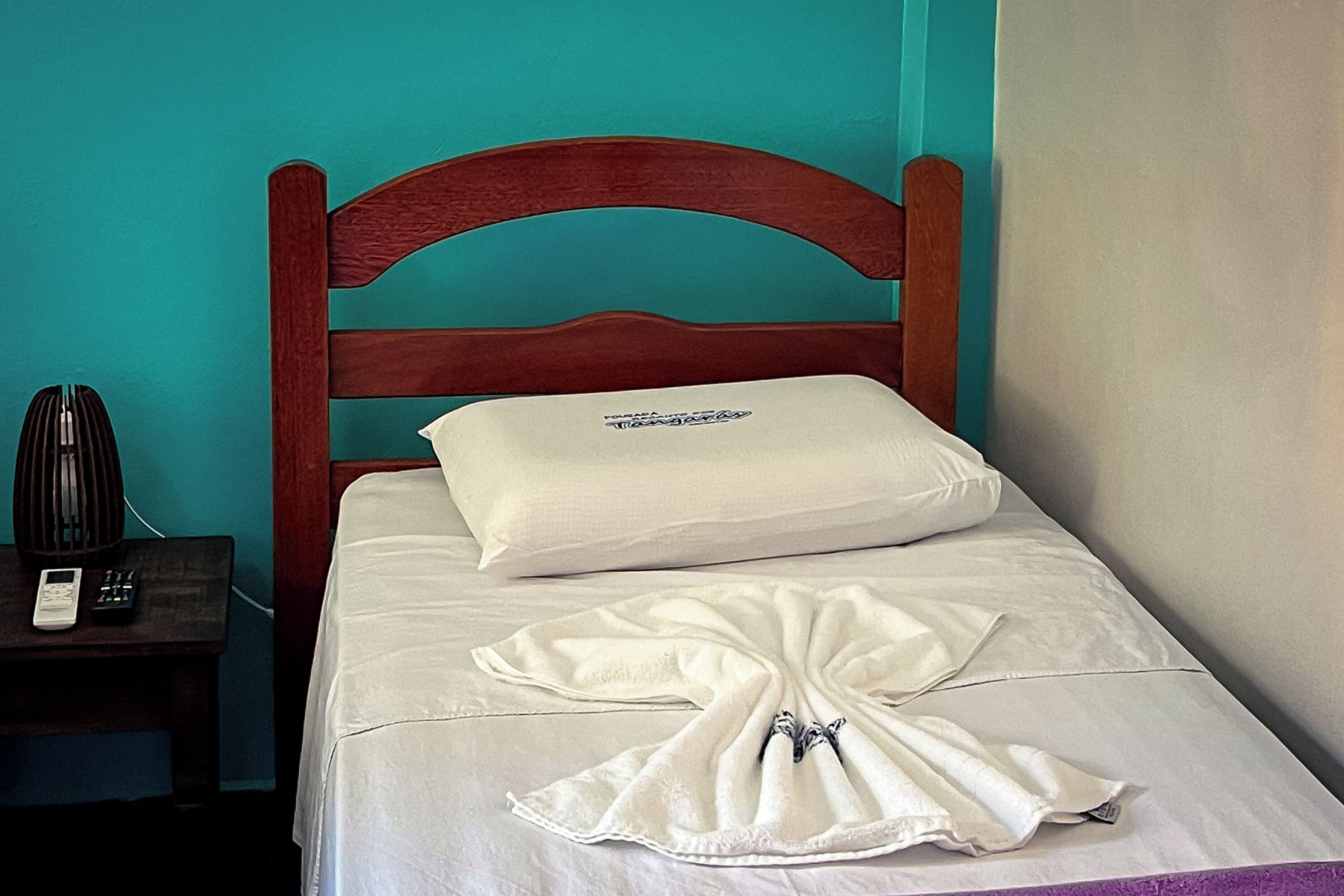 Habitación triple junior, vistas a la piscina | Minibar, wifi gratis, ropa de cama
