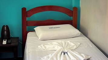 Habitación triple junior, vistas a la piscina | Minibar, wifi gratis, ropa de cama