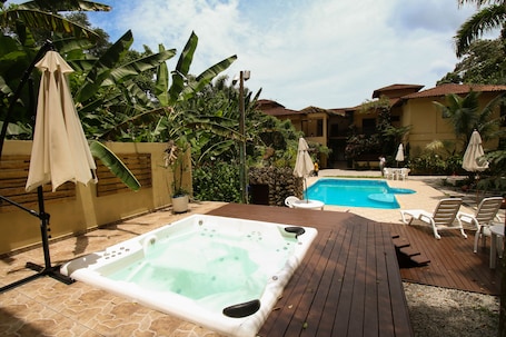 Bañera de hidromasaje exterior