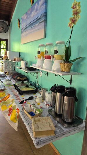 Free daily buffet breakfast - Pousada Recanto dos Tangaras (São Sebastião)