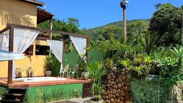 Hồ bơi ngoài trời