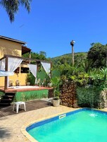 Een buitenzwembad