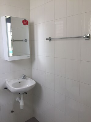Departamento, 3 habitaciones, para no fumadores | Baño | Regadera, amenidades de baño gratuitas, secadora de cabello, toallas