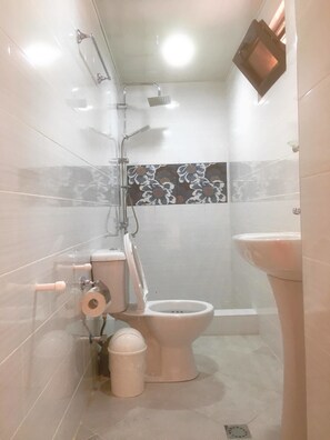 A bathroom with a toilet, bidet, and shower. - Hotel Bagineti (Mtskheta)