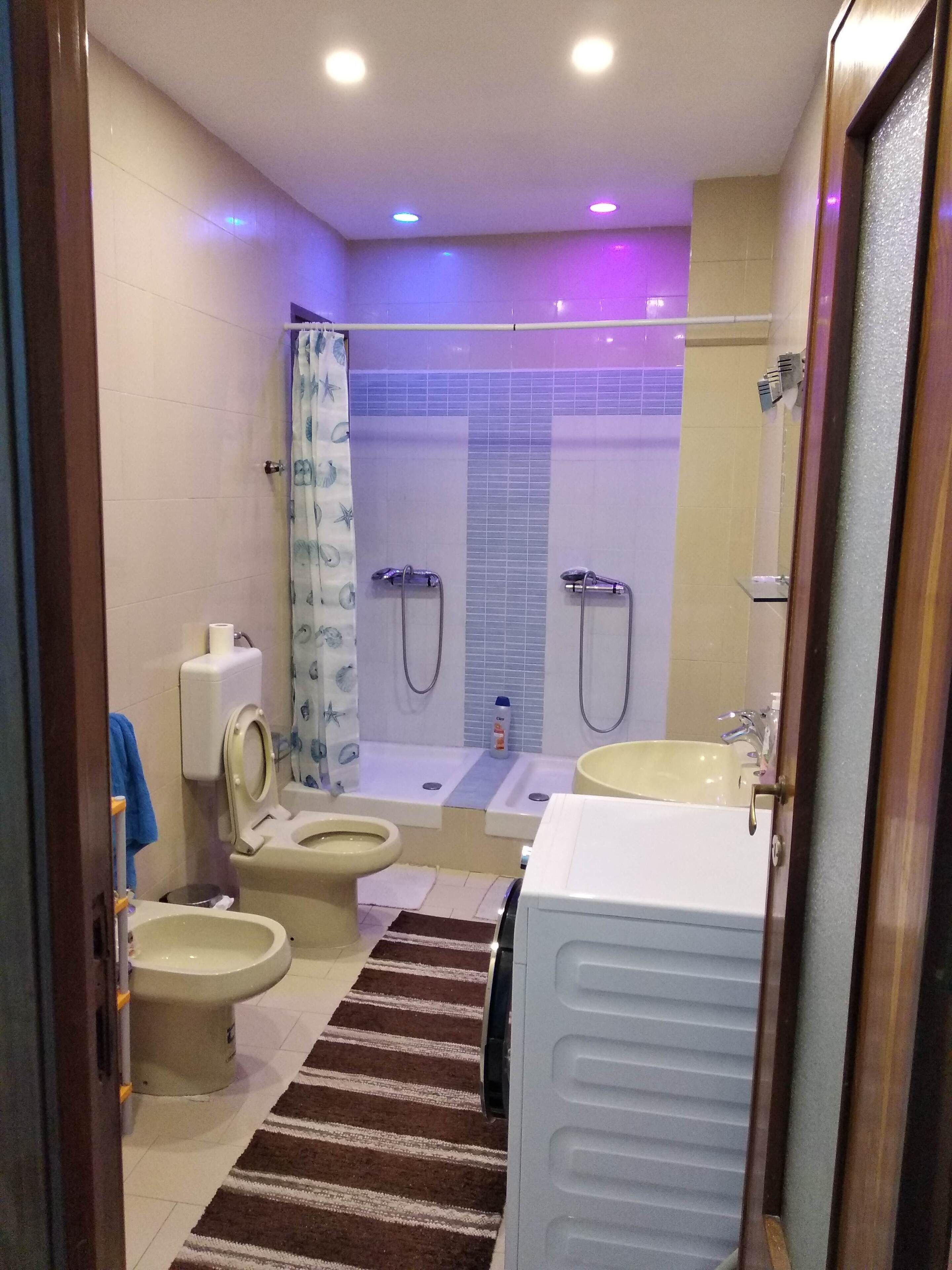 Douche, douche à « effet pluie », sèche-cheveux, bidet