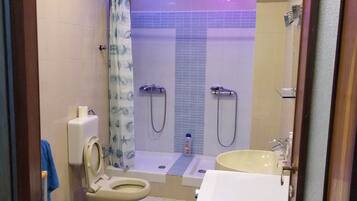 Douche, douche à « effet pluie », sÚche-cheveux, bidet