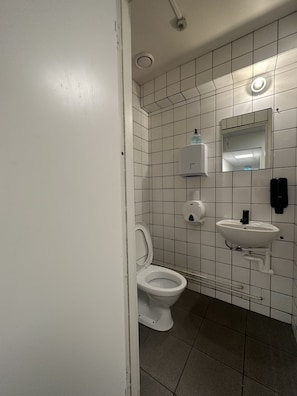 Dormitorio condiviso Basic | Bagno | Doccia, asciugacapelli, asciugamani