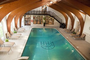 Una piscina techada, sillones reclinables de piscina