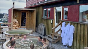 A wooden spa building with hot tubs and wooden decks. - Hotel Sisimiut (Sisimiut)