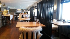 Se sirven comidas, cenas y cocina internacional 