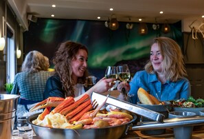 Déjeuner et dîner servis sur place, spécialités Cuisine internationale