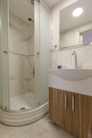 Standard Room, 1 King Bed, Garden Area | Premium bedding, individually decorated, blackout drapes, soundproofing