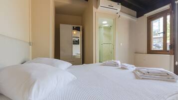 Quarto casal standard, 1 cama de casal, sacada | 1 quarto, roupas de cama premium, individualmente decorados