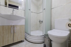 Quarto casal standard, 1 cama de casal, sacada | Banheiro | Chuveiro, produtos de toalete grátis, secador de cabelo, chinelos