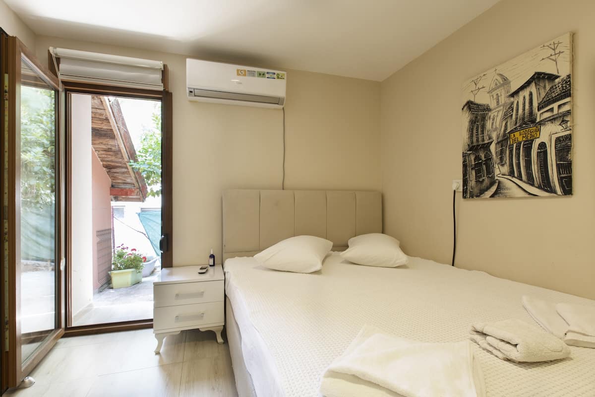 Premium bedding, blackout drapes, soundproofing