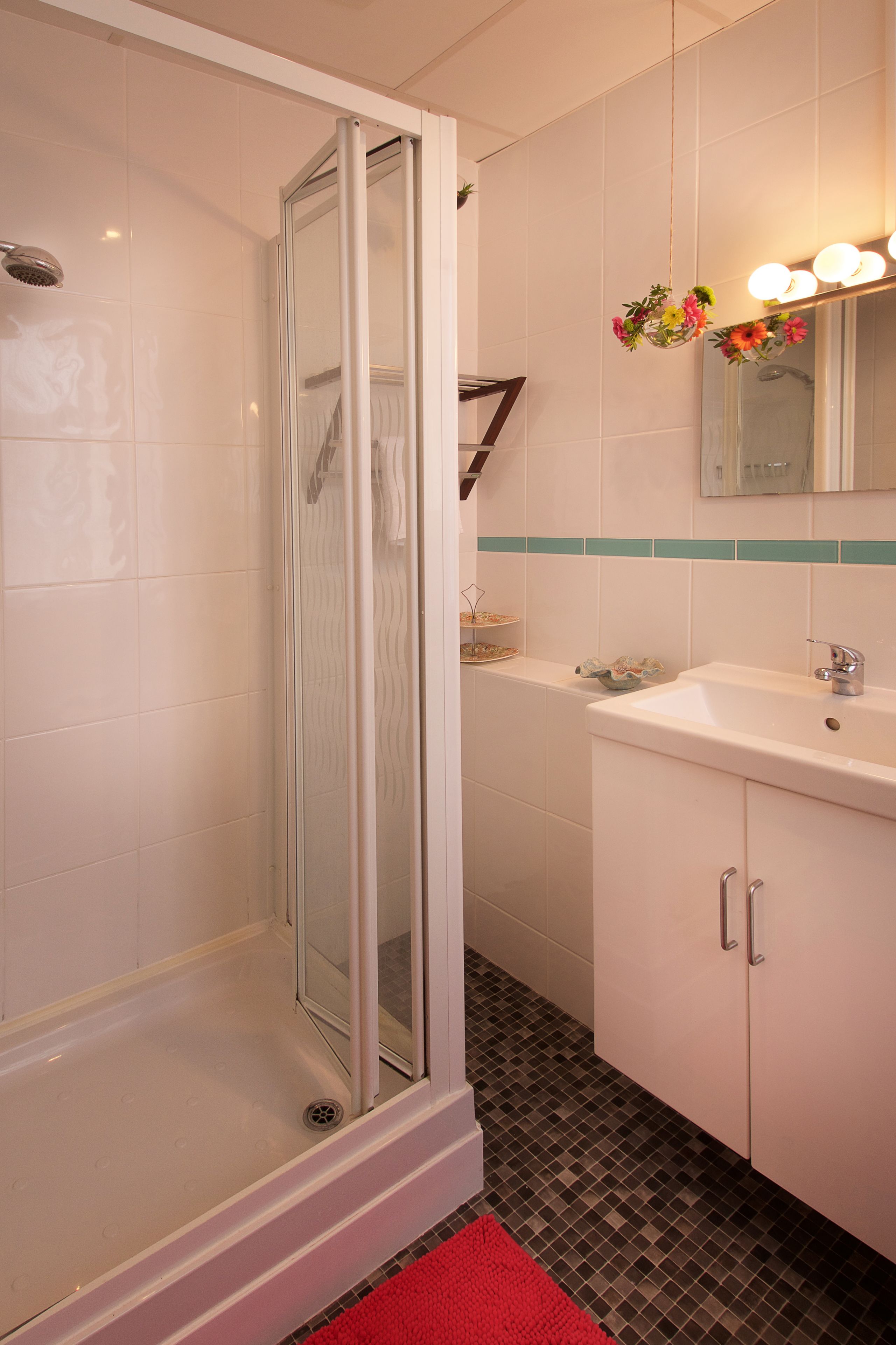 Chambre Double (Room 4) | Salle de bain | Douche, sèche-cheveux, serviettes fournies