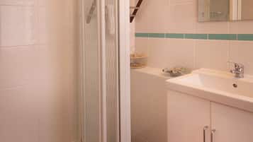 Chambre Double (Room 4) | Salle de bain | Douche, sèche-cheveux, serviettes fournies