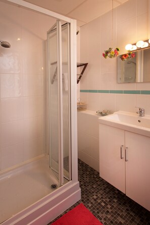 Habitación doble (Room 4) | Baño | Regadera, secadora de cabello, toallas 