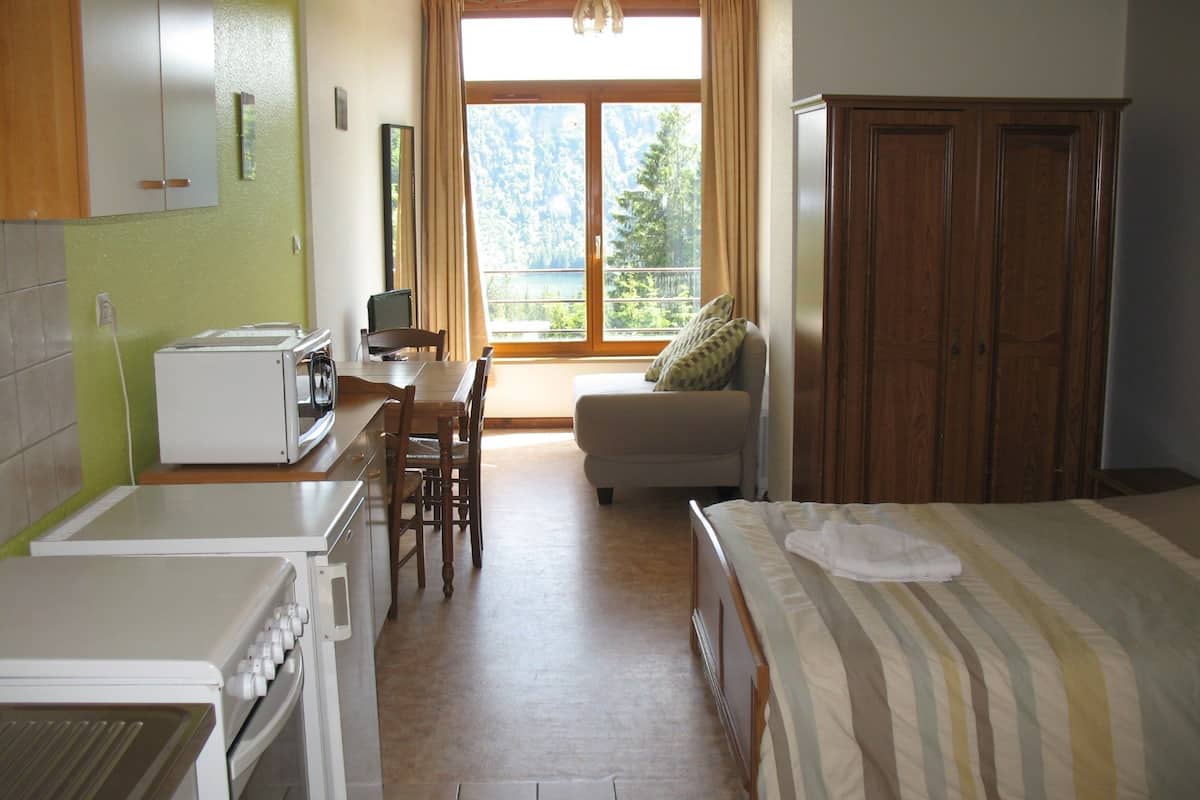 Schreibtisch, Verdunkelungsvorhänge, schallisolierte Zimmer
